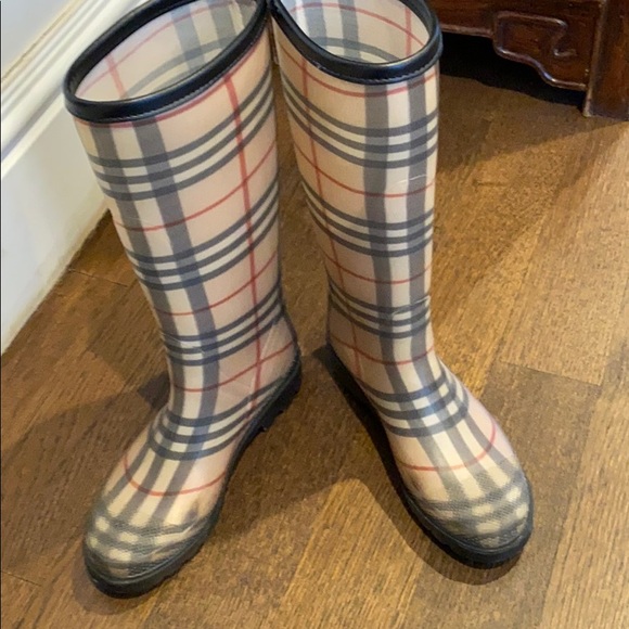 Authentic Burberry haymarket boots - Picture 5 of 5